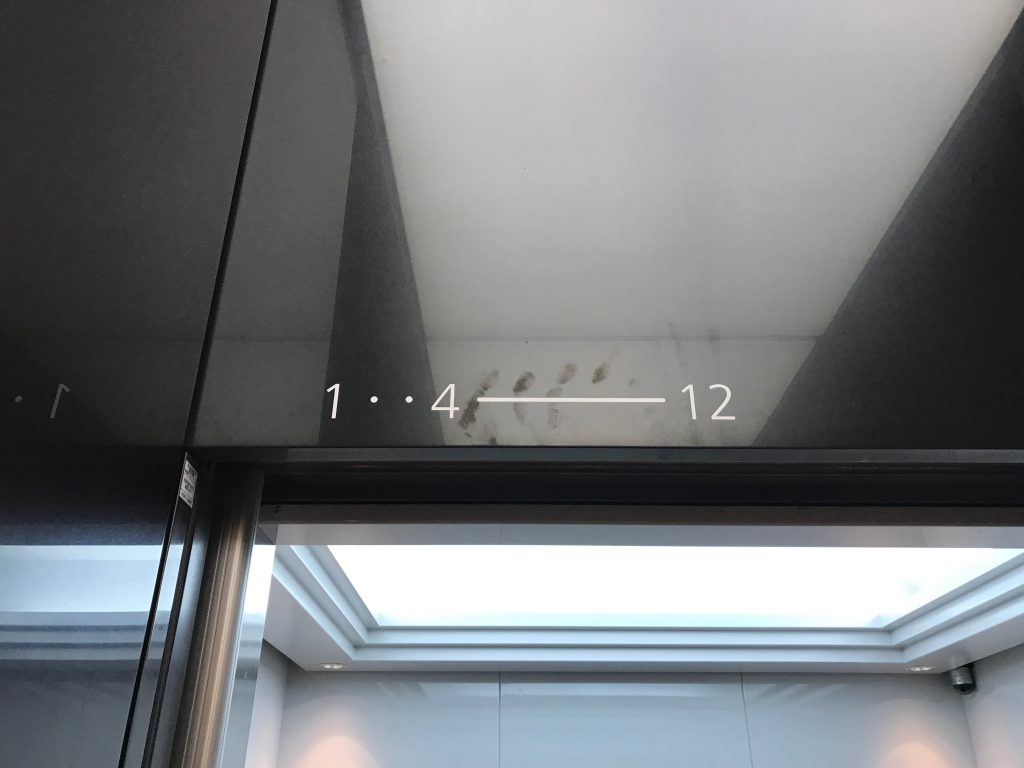 エレベーターの頭上に「1・・・4—12」と表示された写真