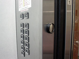 エレベーターのドアの操作盤の高さに数センチの丸い鏡