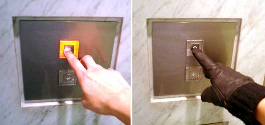 素手と手袋で
エレベータのボタンを押している写真