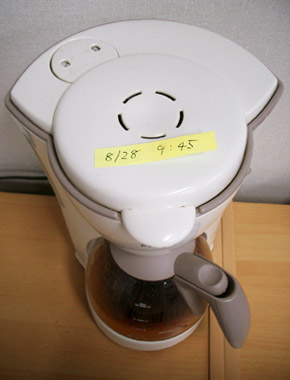付箋に日付と時刻を記録したコーヒーメーカー