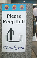 「Please Keep Left」と書いてある張り紙