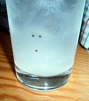 グラスの下の方に３つの星マークが逆三角に並んでいる写真